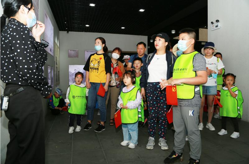 深圳农行亲子学党史团在红色纪念馆聆听革命事迹