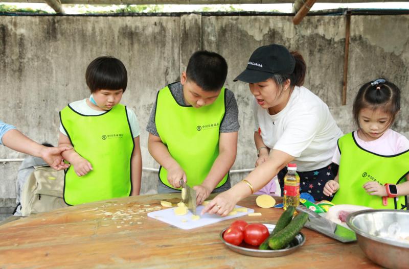孩子们自力更生 尝试制作忆苦思甜饭