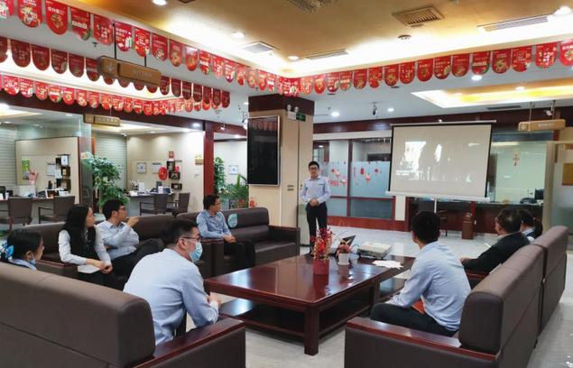 农行深圳各支行开展“跟着电影学党史”活动
