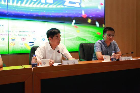 市社会组织总会执行会长葛明介绍本次足球联赛的背景以及动员情况