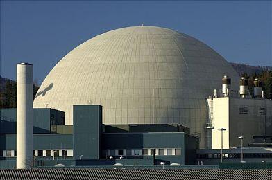“华龙一号”全球首堆反应堆压力容器完成冷试前关盖