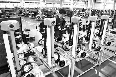 无人叉车、堆垛机、机械臂 新“同事”让物流更高效