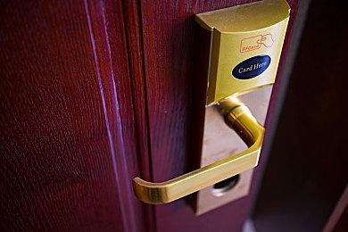 智能门锁降至2000元  行业竞争激烈，出现三端分化