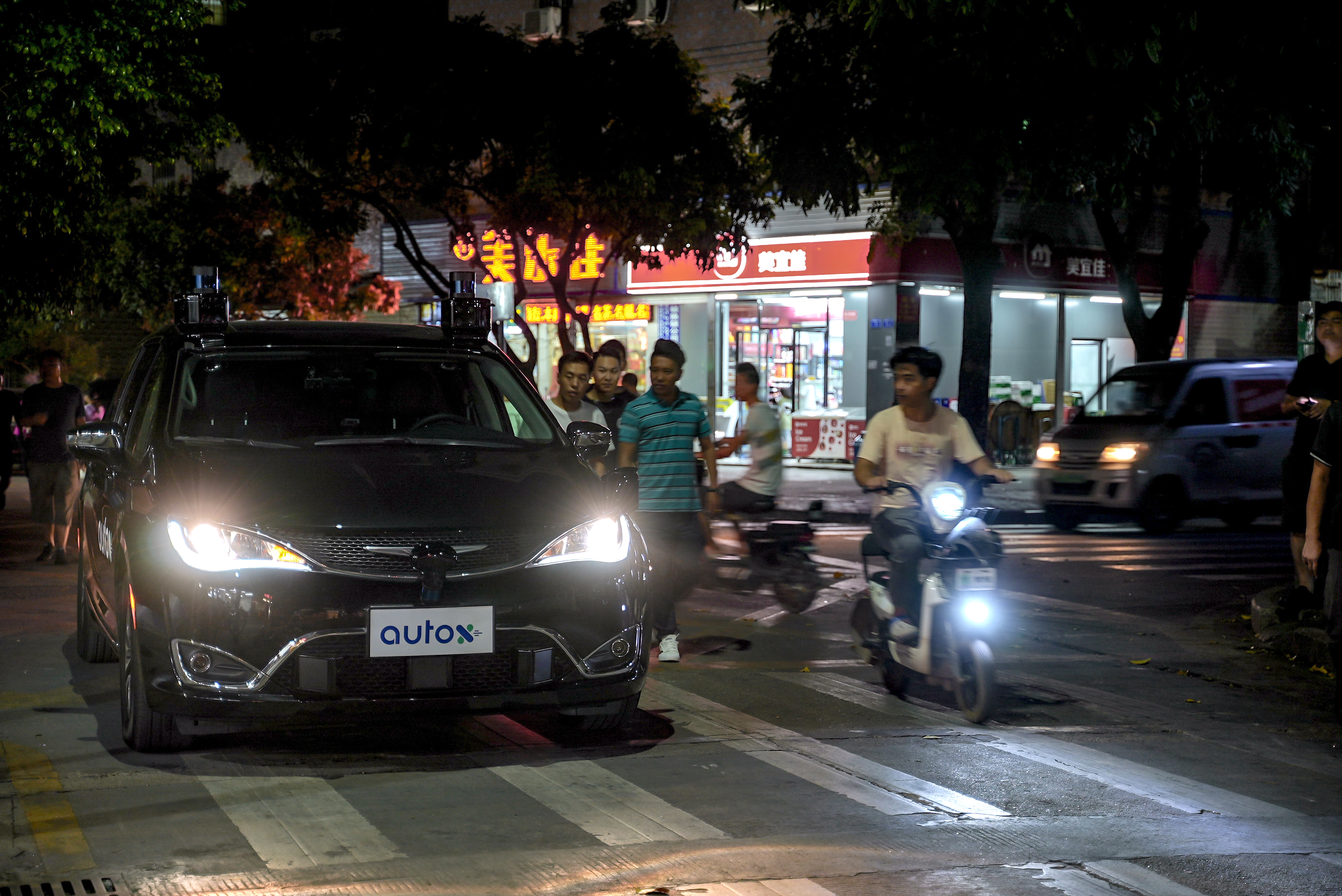 图片3. AutoX无人车行驶在深圳城中村.jpeg 图片3. AutoX无人车行驶在深圳城中村.jpeg