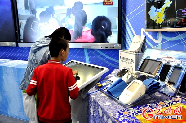 【砥砺奋进的五年 大型成就展】短视频丨织“网”促扶贫 贫困地区逆袭不再是梦