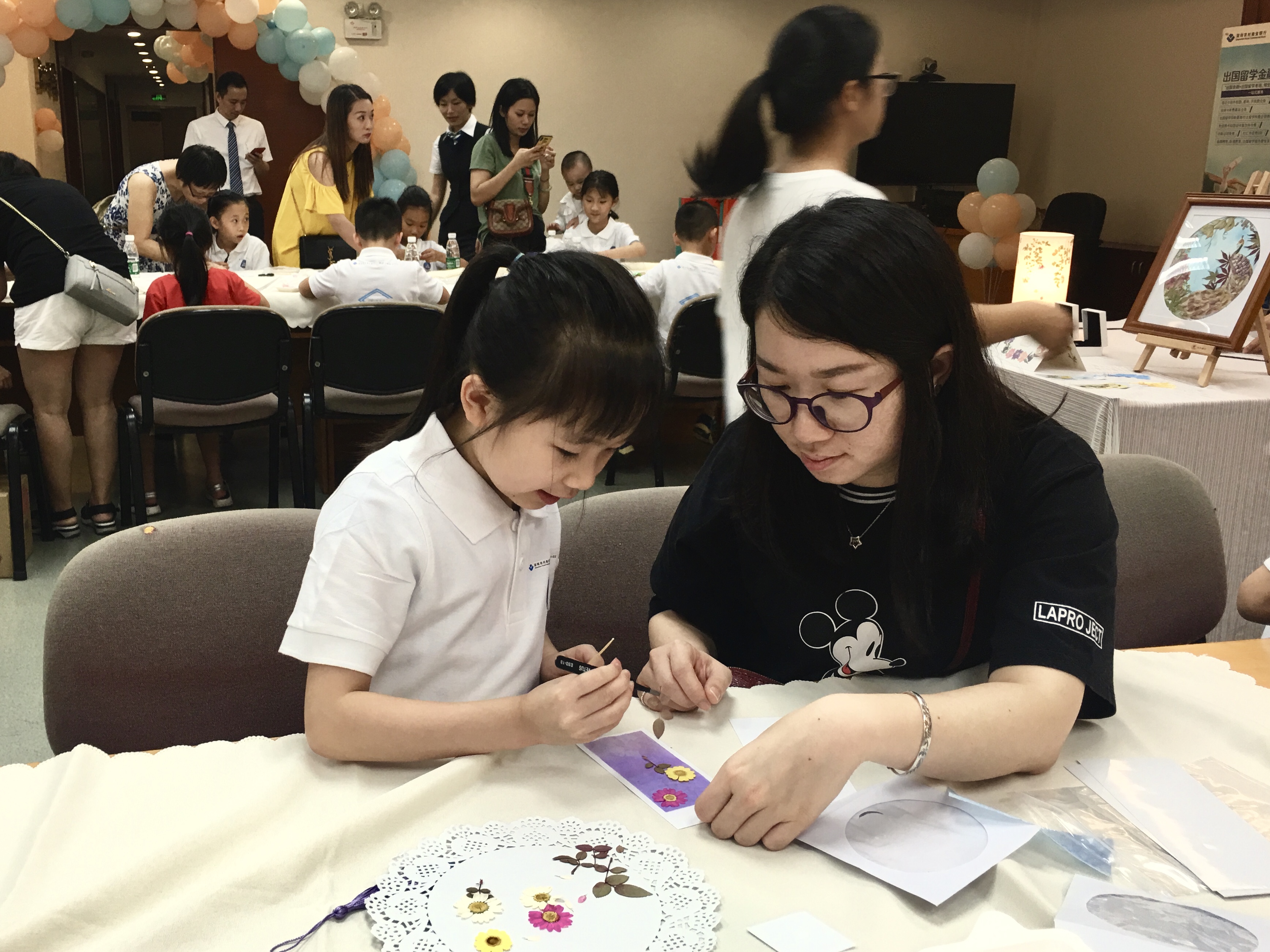小朋友展示自己压花技艺