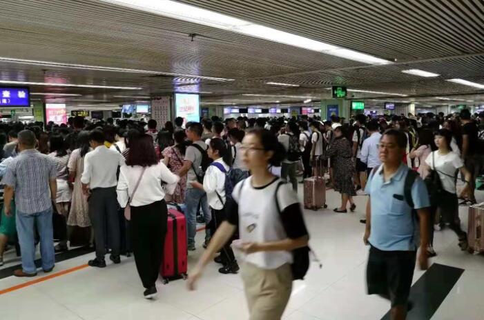 10月3日10时15分:罗湖口岸出境客流量较多 罗
