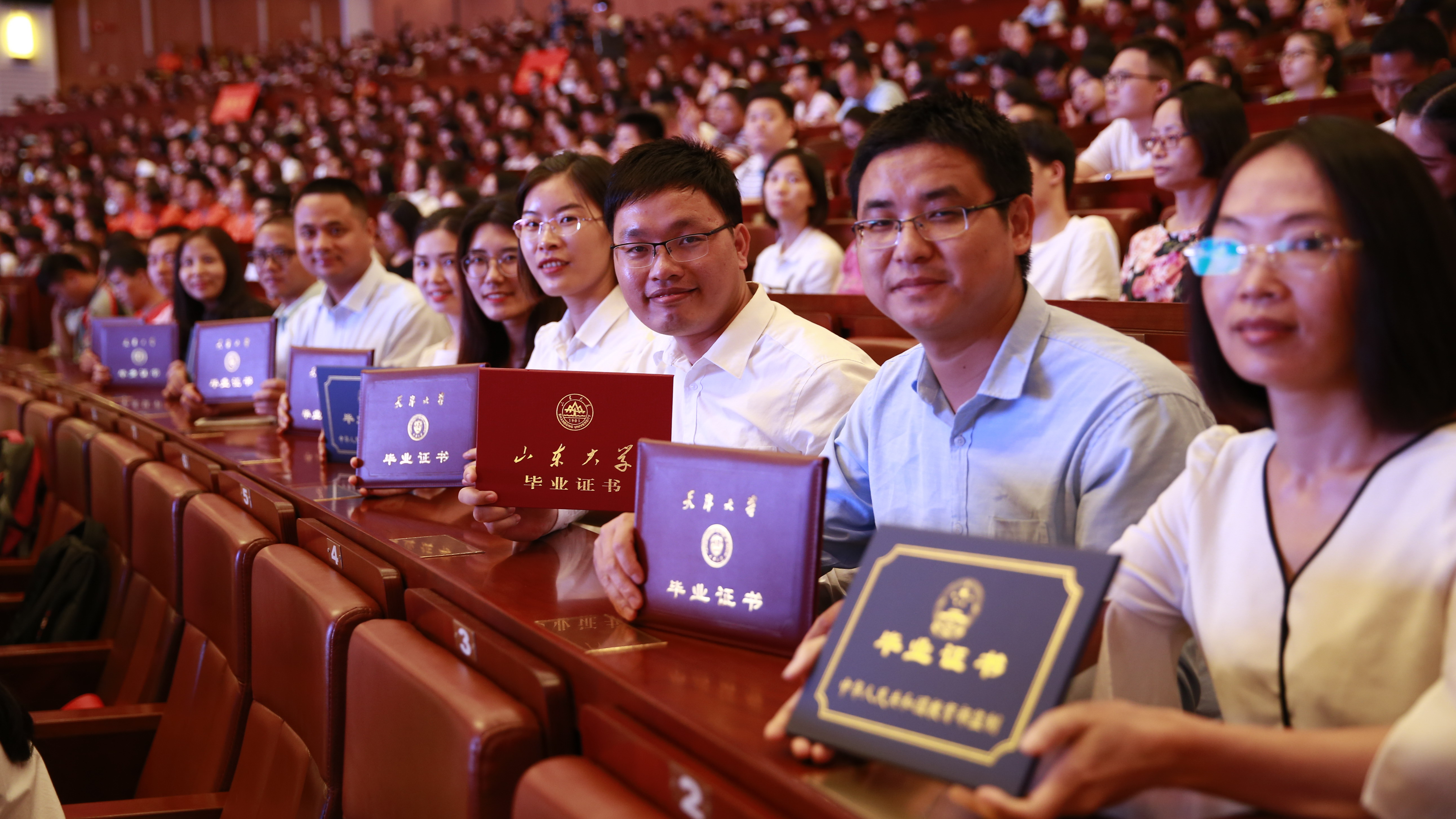 毕业学员领取到毕业证书