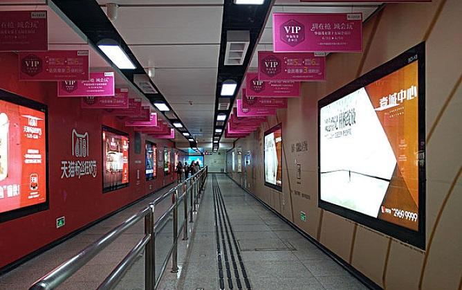【报料】网民称深圳地铁出口导向牌标示成为广告牌