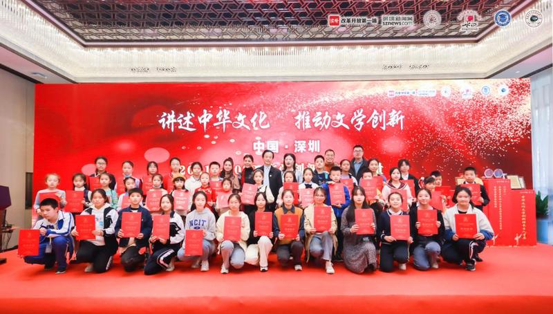 出席嘉宾与获奖师生文友合影