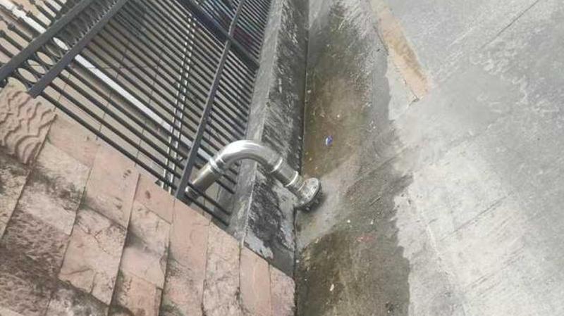 【报料】瑞景花园门口消防水管老化爆裂漏水已有半月，无人来修理
