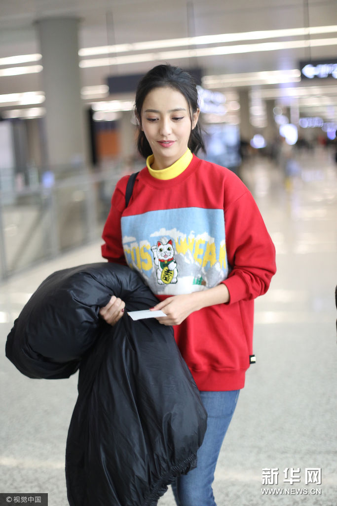 身穿gcds 2017秋冬系列招财猫雪山风景印花红黄拼色高领卫衣,下身穿磨