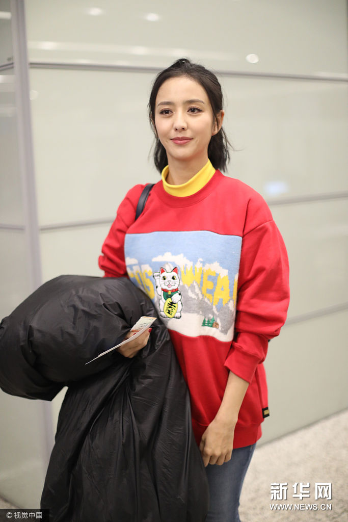 身穿gcds 2017秋冬系列招财猫雪山风景印花红黄拼色高领卫衣,下身穿磨