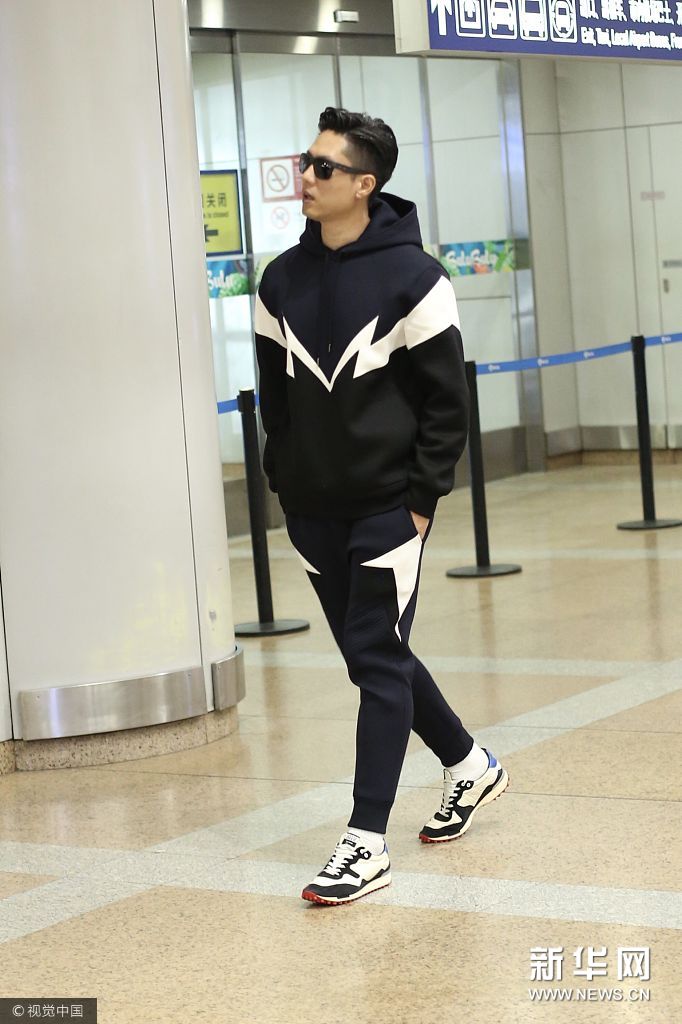 凌潇肃迎运动套装低调现身戴墨镜型男范