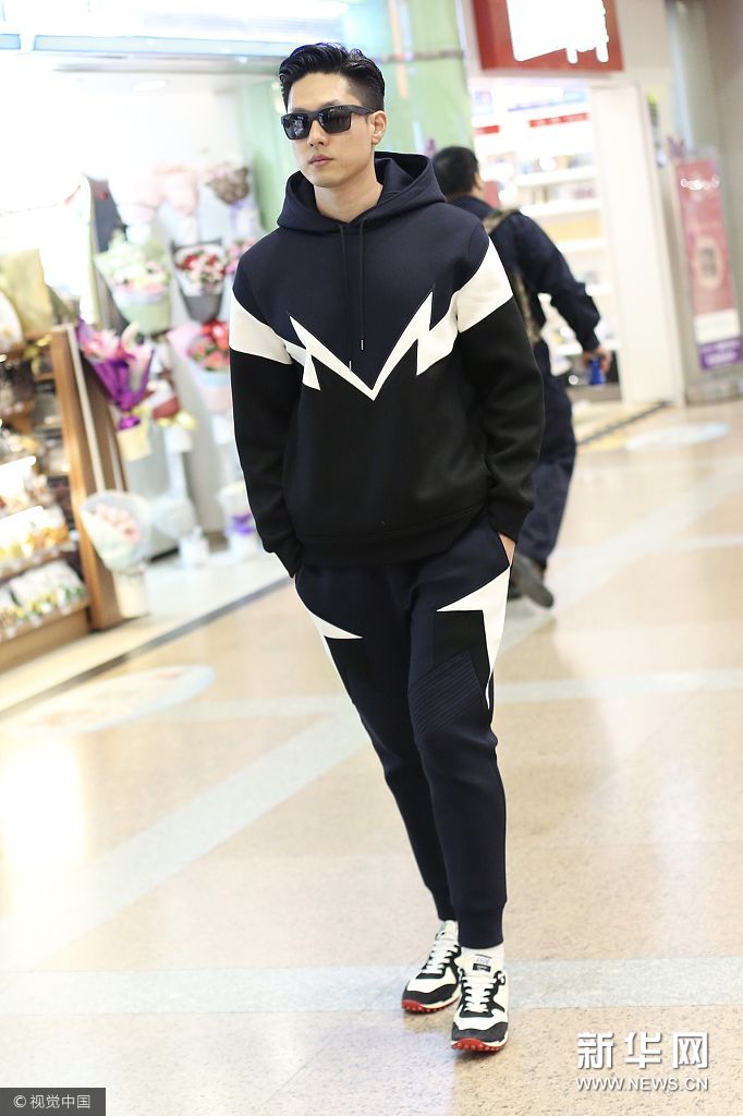 凌潇肃迎运动套装低调现身戴墨镜型男范