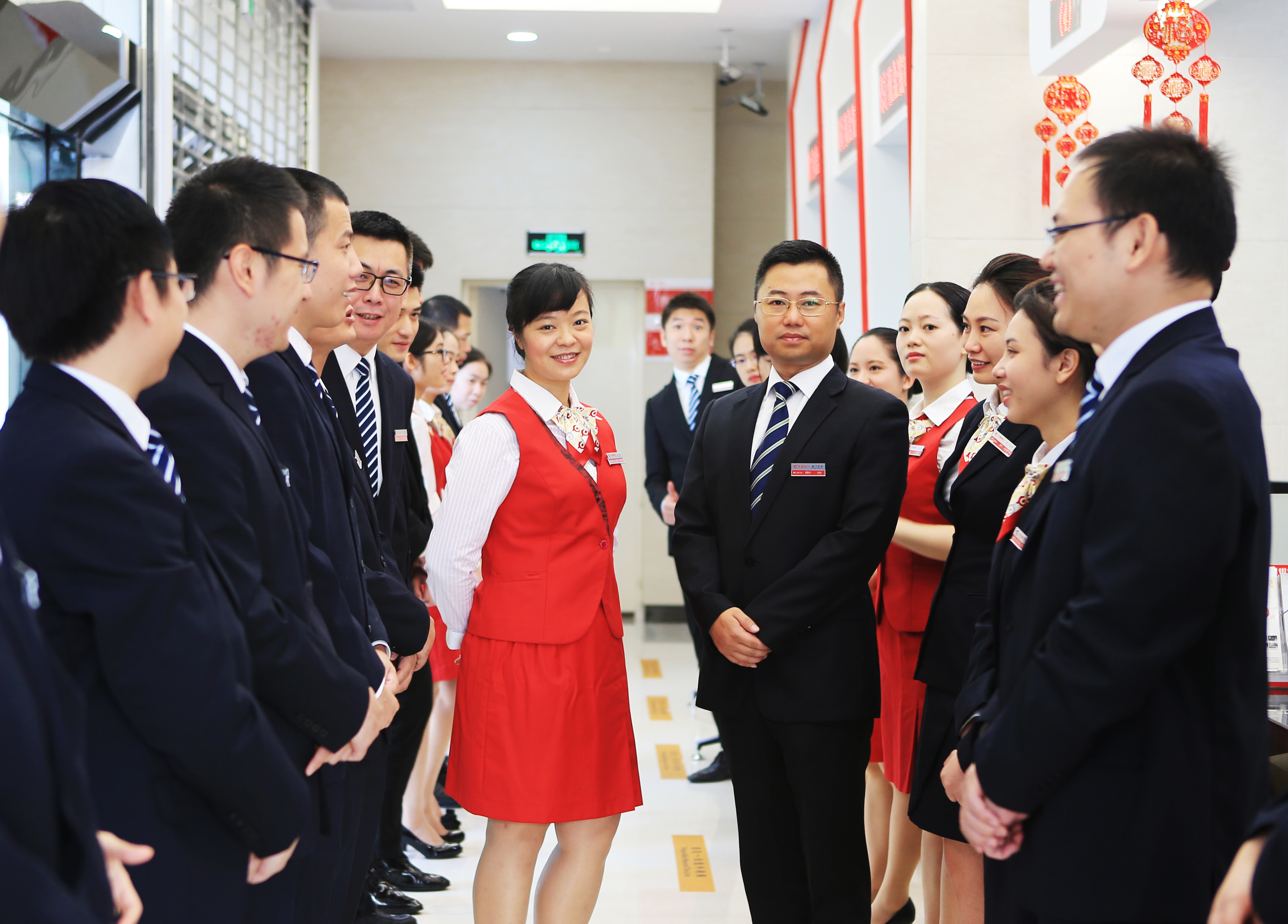 华夏银行深圳东门支行获评中国银行业文明规范服务千佳单位