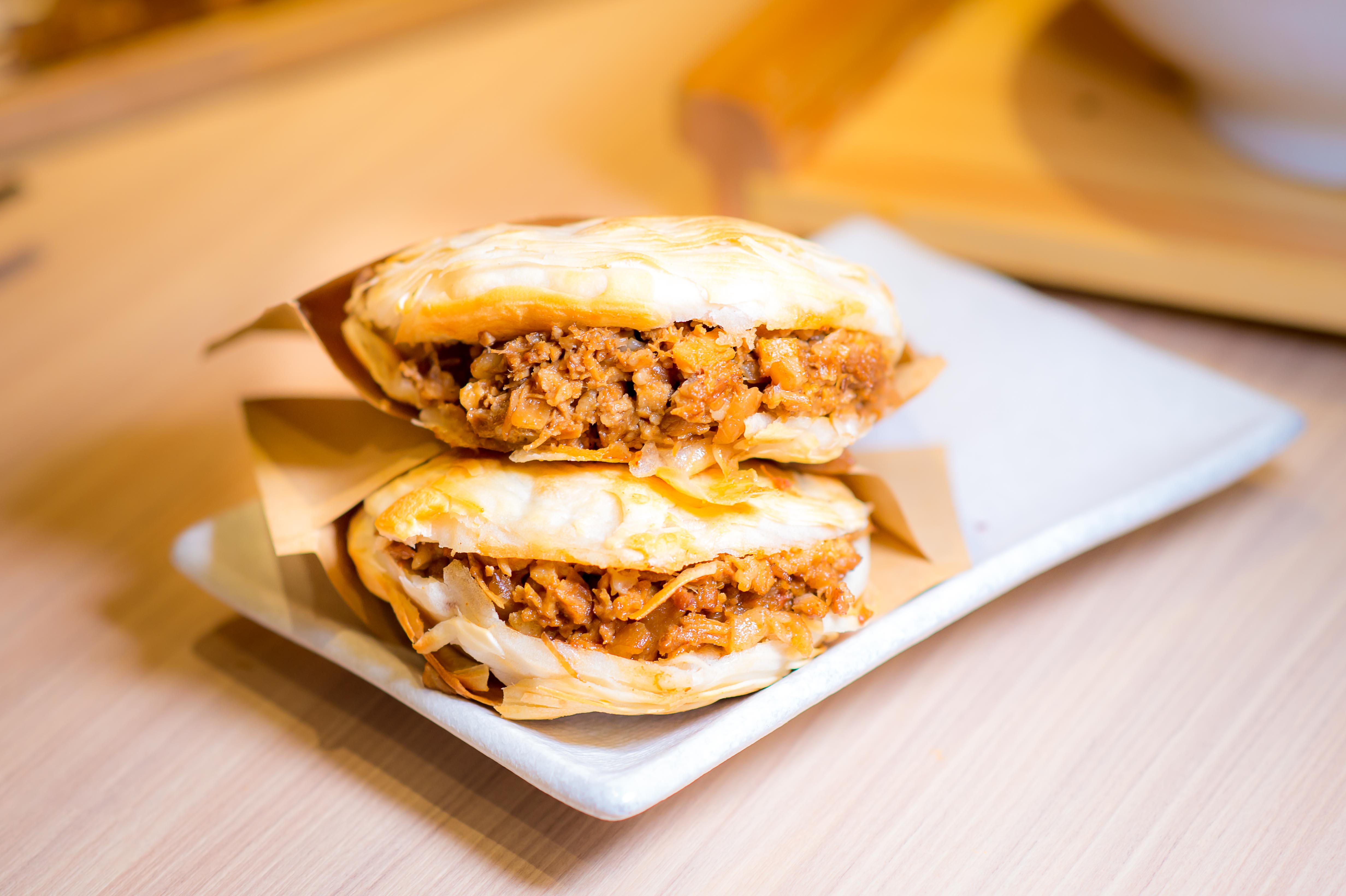 肉夹馍是古汉语"肉夹于馍"的简称,肉夹馍已入选陕西省非物质文化遗产