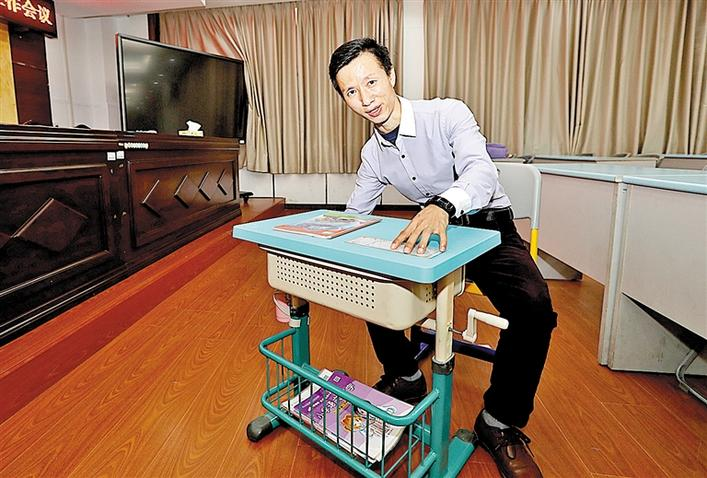 光明音乐教师耗资20万发明多功能课桌椅