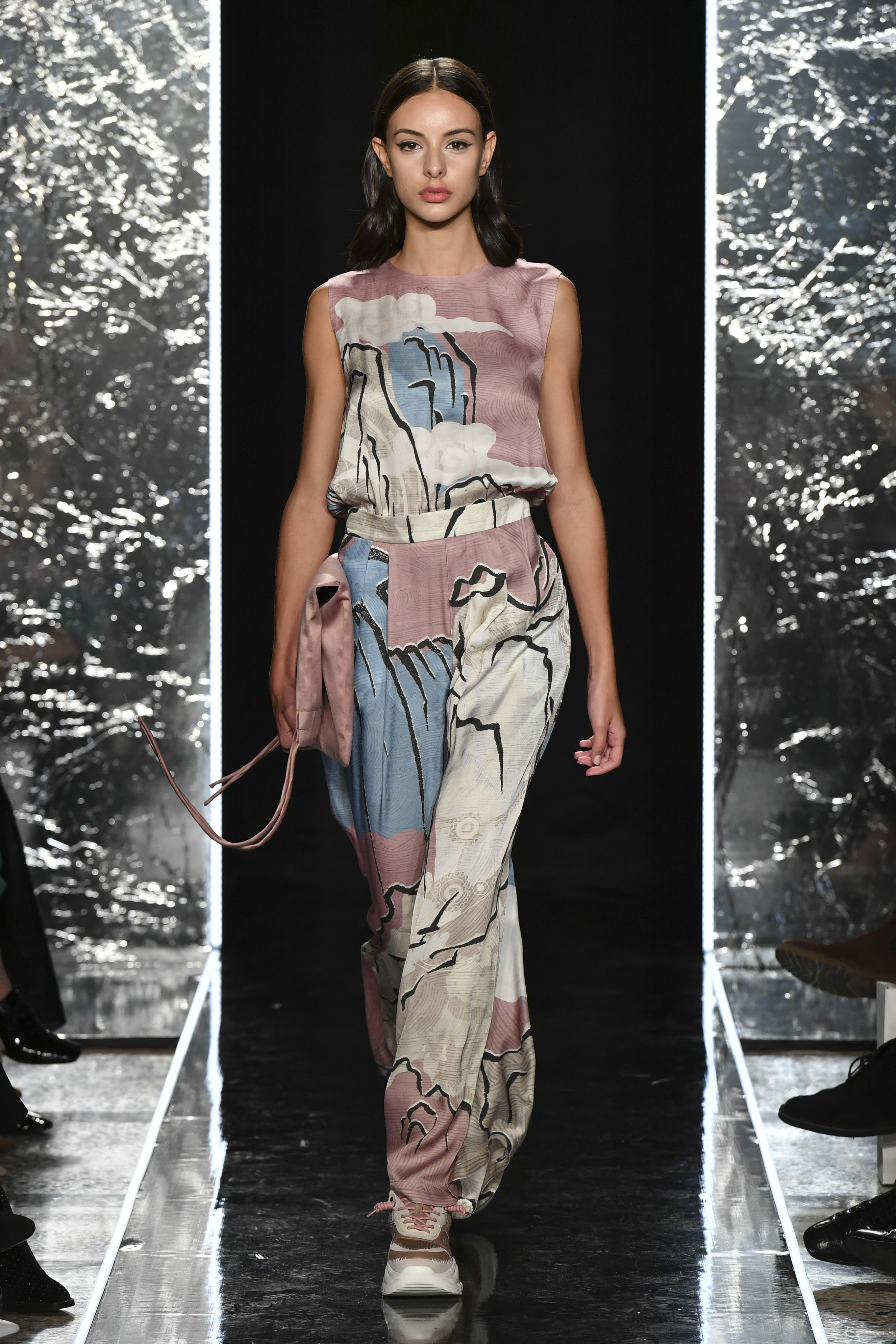 fashionshenzhen惊艳亮相2020春夏米兰时装周展现东方艺术之美