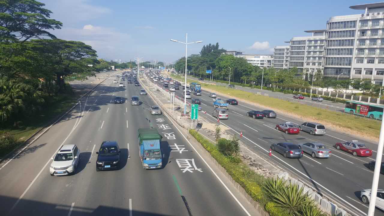 深圳首条多乘员车道开查相关报道:hov车道为:滨海白石立交到滨河下沙