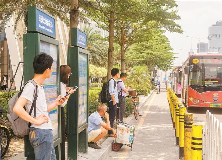 暴晒模式下等车成烤验市民快完善公交站台设施吧