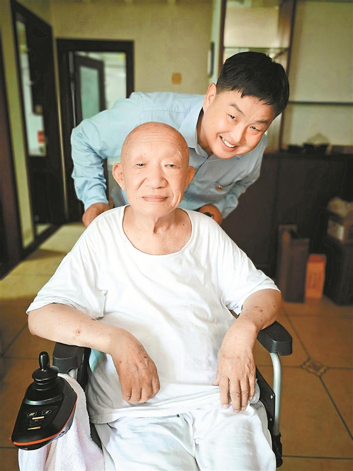 善良的哥兼职行孝扶助孤寡老人曾获全国五一劳动奖章