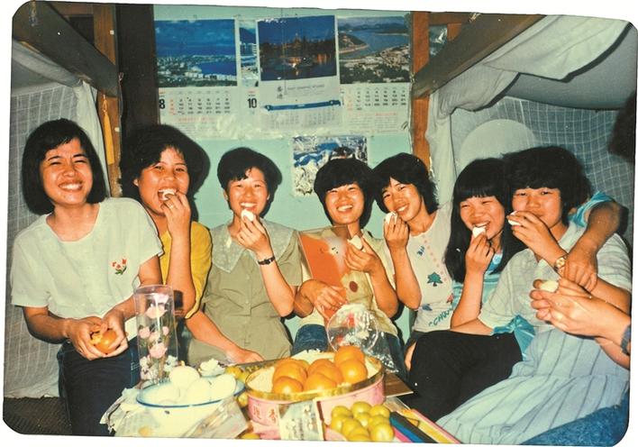 十年前的一次意外,这位漂亮的深圳打工妹红遍网络……_深圳新闻网