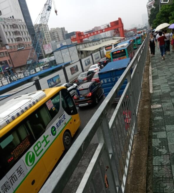 郑晓鹏)日前,有网友在深圳论坛发布了题为《五和地铁到光雅园路口道路