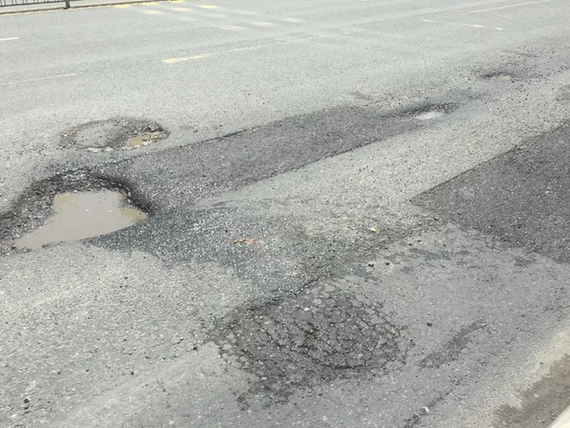 东滨路上一路坑坑洼洼真的好坑人市民建议