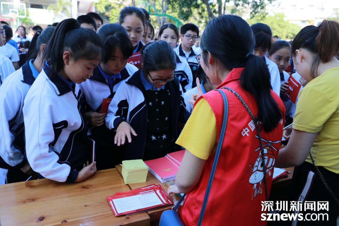 深圳新闻网 曹园芳/摄据介绍,本次出现在现场的直升机为aw139专业医疗