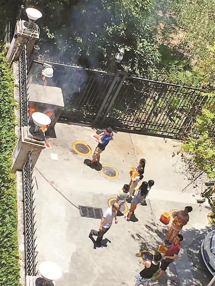 东方玫瑰花园内设烧纸钱炉灶隔壁小区七旬老人饱受烟熏之苦