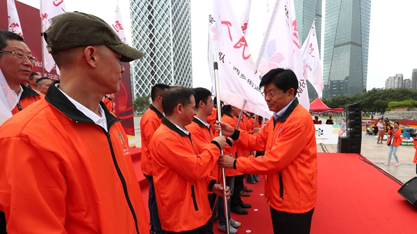 余名宝安区本土文艺志愿者组成的"红色文艺轻骑兵"小分队开展了授旗