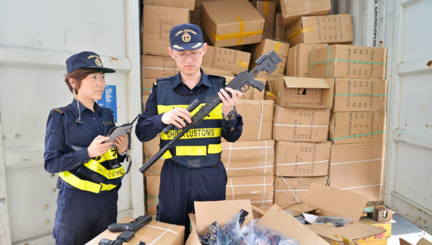 海关查获仿真枪27万余支做工精良还配消声器图