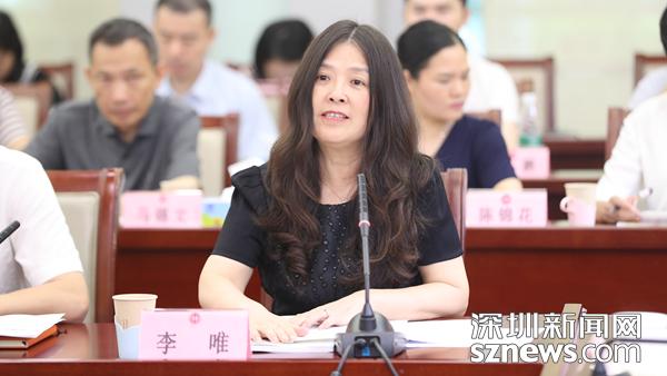 李唯1993年宝安建区之初就来到宝安从事教育行业,用26年从代课老师