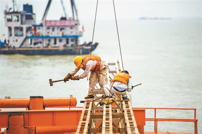 五百建设者奋战深中通道伶仃洋大桥施工一线伶仃洋里建大桥
