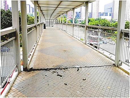 火车西站人行天桥被撞歪10天后或重新开放