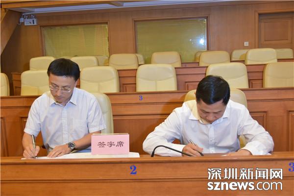 范德繁代表罗湖区政府与相关街道签订消防整治工作责任书.