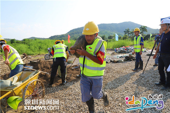 抢险队员运送沙包修筑反压护道据介绍,为进一步完善突发事件应急预案
