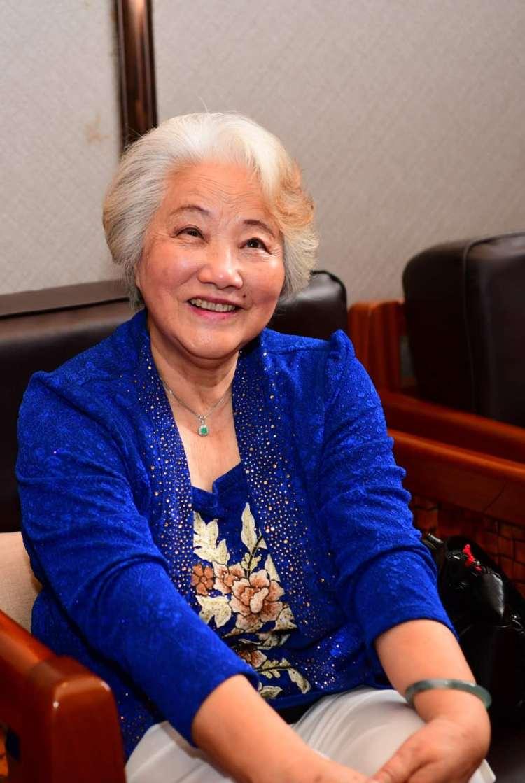 由此24岁的祝希娟一炮而红,获得首届大众电影百花奖最佳女演员,成为新