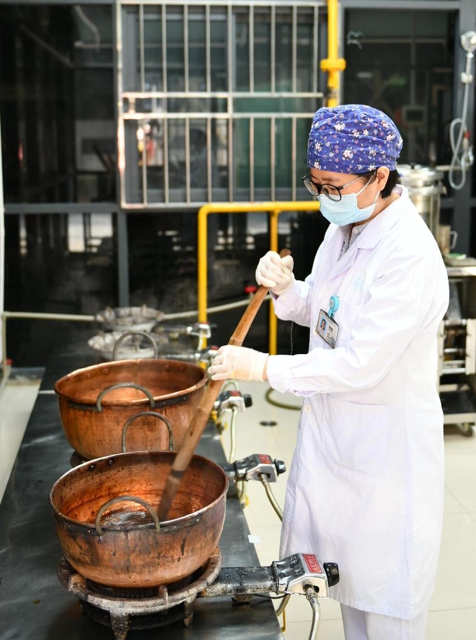 膏方制作药学部主任单爱云告诉记者,膏方的制作工艺复杂,什么时候补