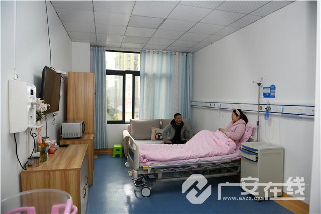 "住院享受单间,环境好,服务佳!"唐启勤的脸上一直挂着笑容.