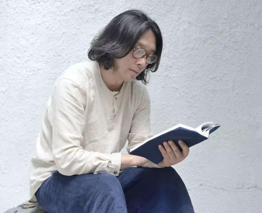 坪山夜话 | 朱赢椿:趴下来,阅读大地这本书