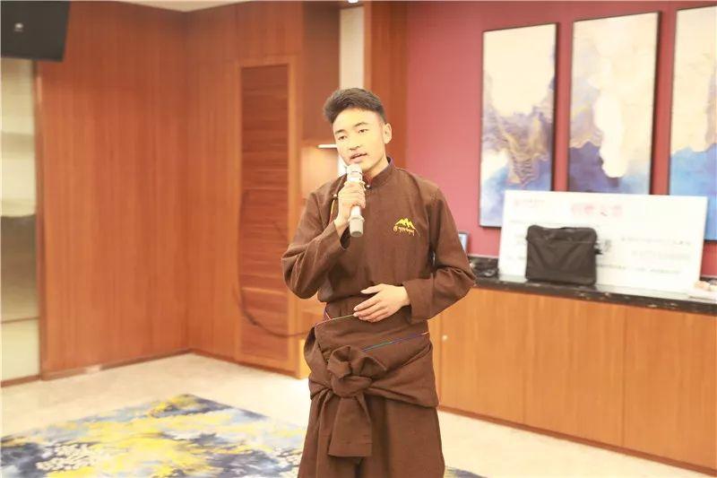 人都不由自主来手拉手,臂连臂跳起了西藏的"锅庄"最后,张国玖为30位西