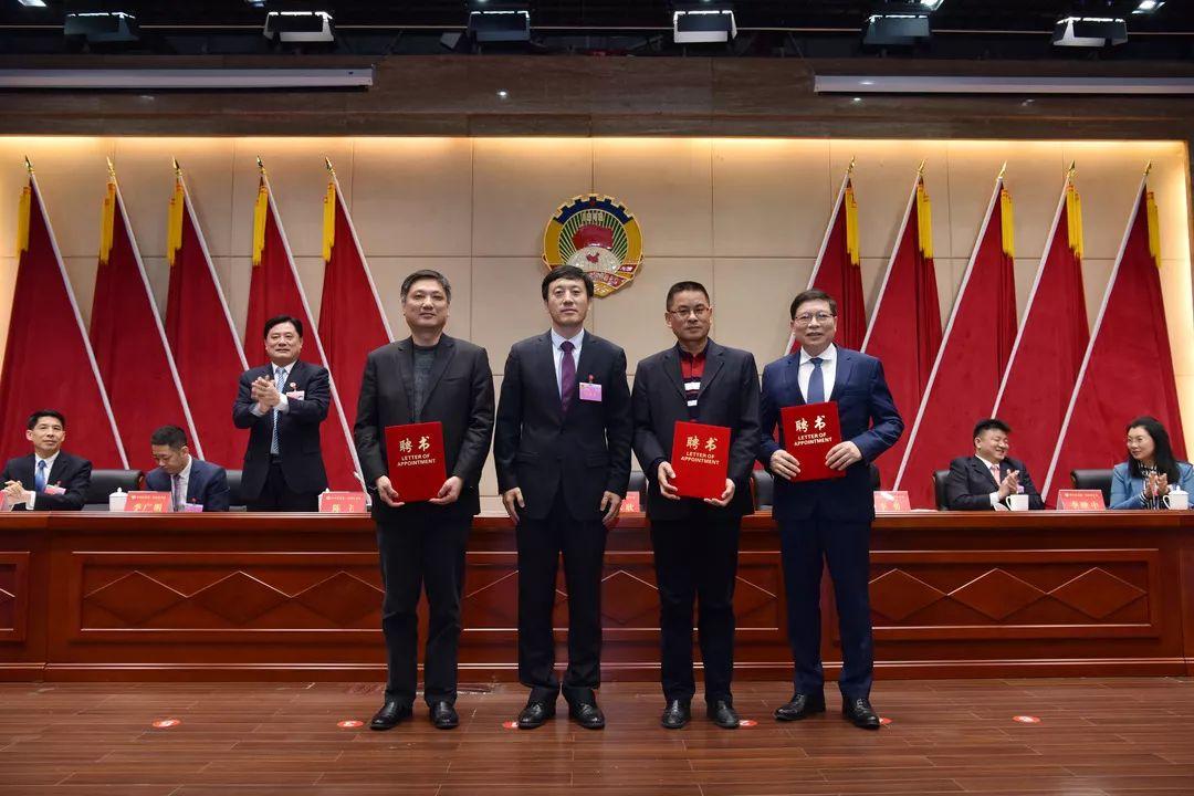 颁发聘书,坪山区委副书记,区长李勇向区政协社情民意研究员颁发聘书