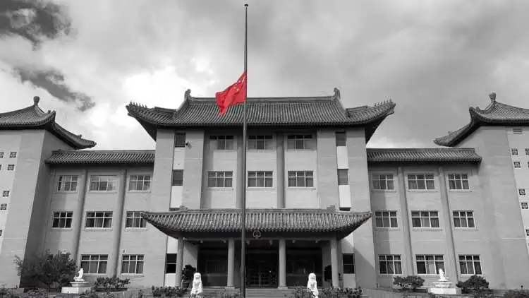 今天,多国驻华使馆为中国降半旗,全国媒体
