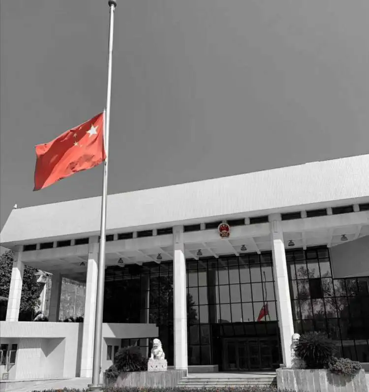 今天,多国驻华使馆为中国降半旗,全国媒体