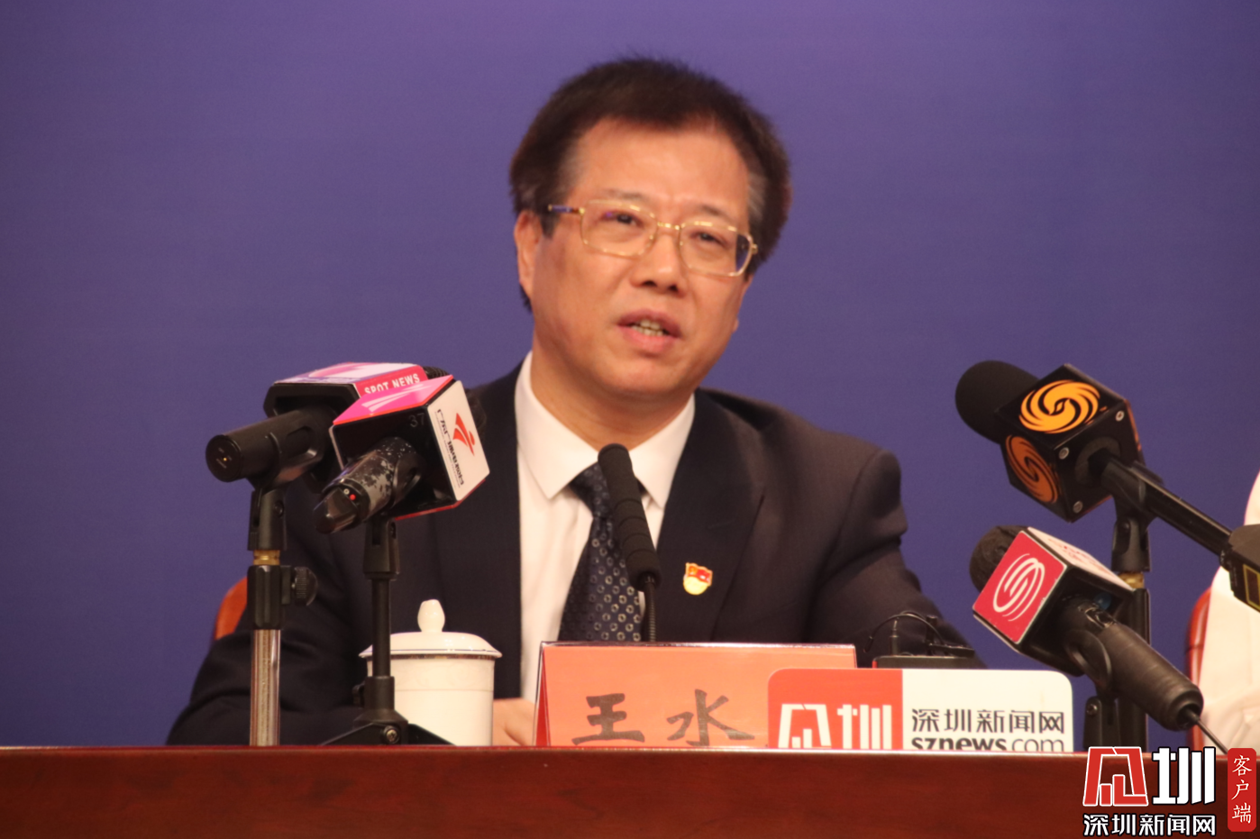 深圳市教育局副局长王水发在会上介绍校园防疫情况.