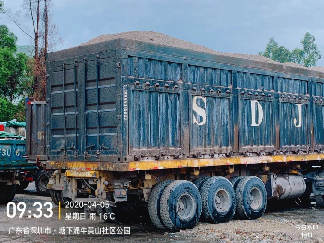 严重超载200还敢上路交警一举拿下百吨王必须严查