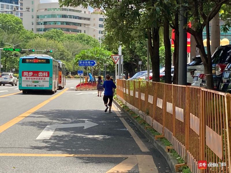 莲花路香丽大厦段因人行通道被封 行人只能绕行机动车道_深圳新闻网