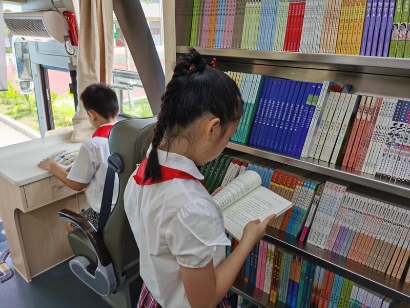 学生在少儿流动图书馆内阅读据了解,将童书送入孩子身边只是"共享